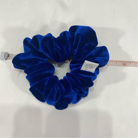 DEW EDIT KAITLYN BRISTOWE SCRUNCHIES SET OF 3 PINK METALLIC, WHITE, BLUE VELVET - Picture 3 of 4